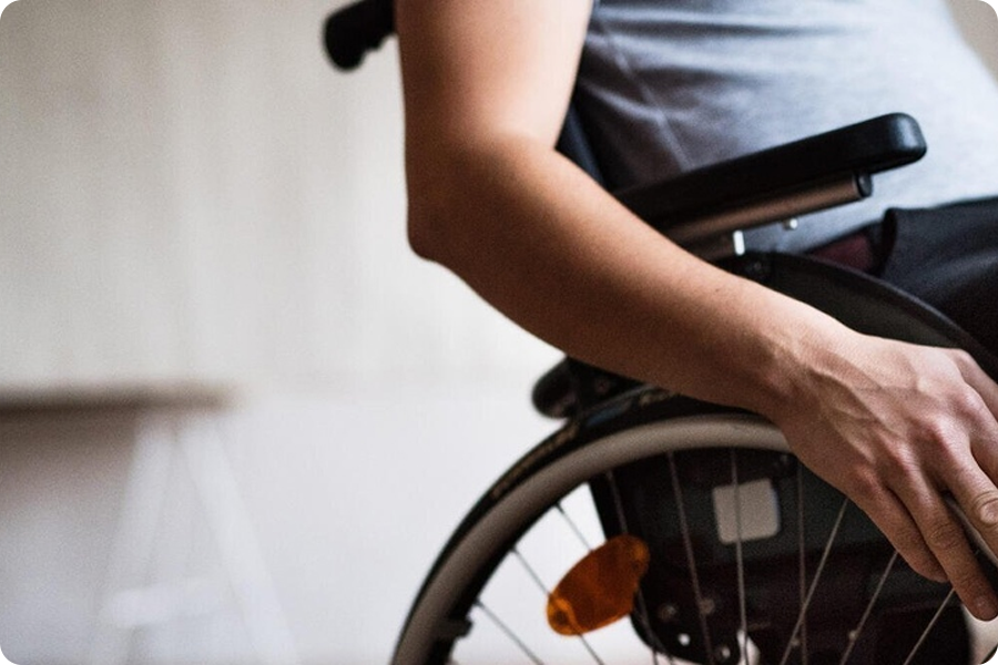 Mozgáskorlátozottak számára: Lehetővé teszi az önálló mozgást, és támogatja az utazást a mindennapi feladatokhoz és ügyintézésekhez.